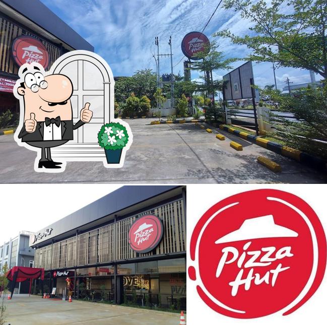 The exterior of Pizza Hut Restoran