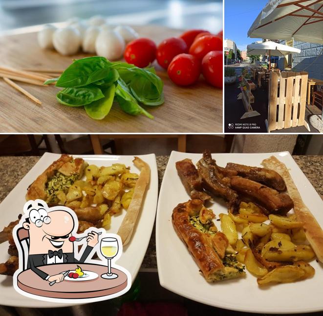 La nourriture et extérieur du restaurant