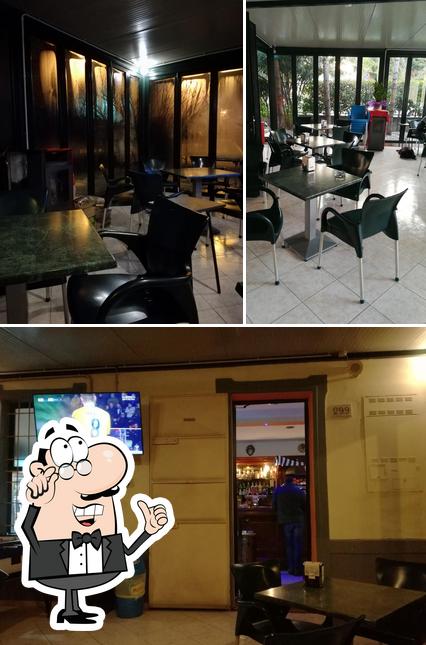 Dai un'occhiata agli interni di Bar La Mezzaluna