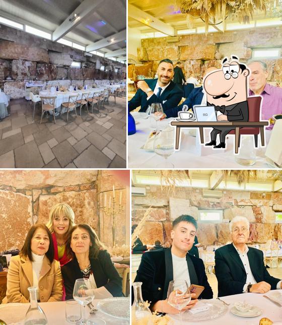 Siediti a un tavolo di La Porta dei Leoni Wedding beach & Luxury Events