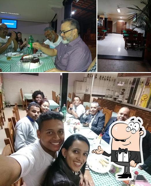 Sente em uma das mesas no Pizzaria Papaléguas