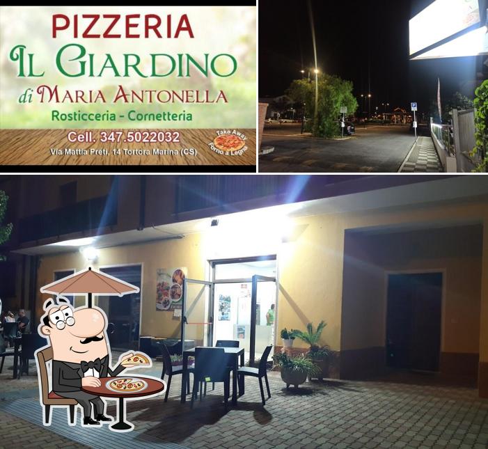 Pizzeria "Il Giardino di Maria Antonella" si caratterizza per la esterno e interni