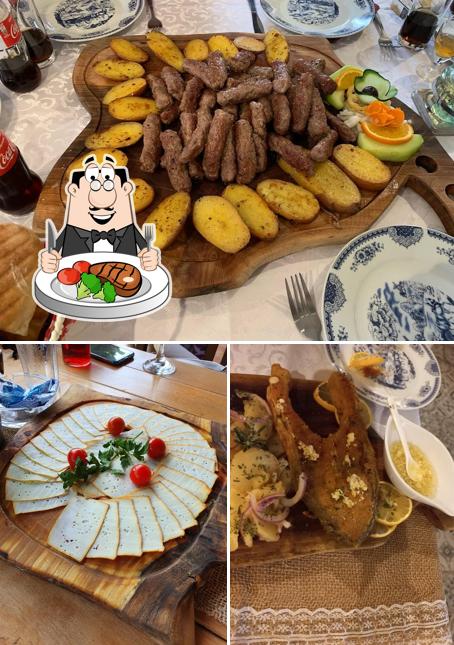 Holt ein Fleischgericht bei Etno restoran Rustik
