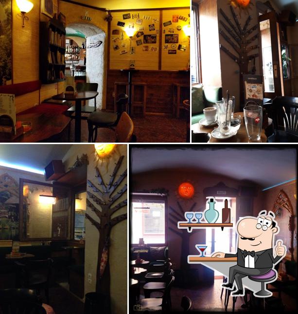 Siediti a un tavolo di The Treehouse caffe