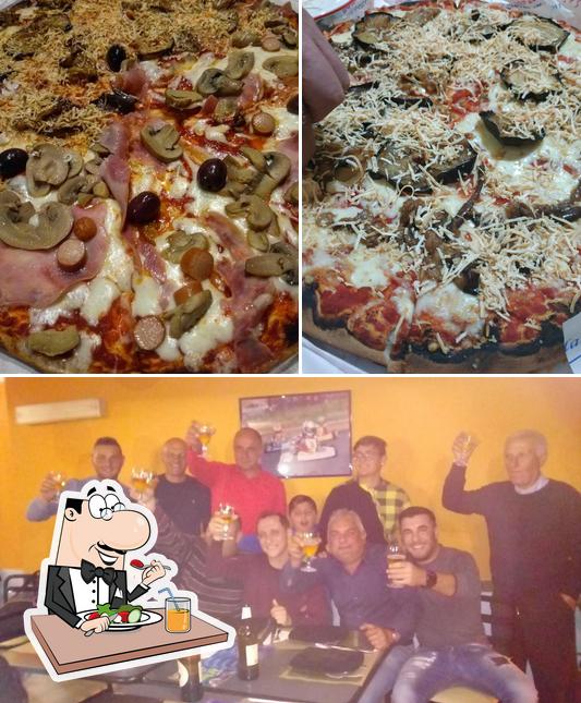 Tra le diverse cose da Pizzeria Al Togo di Lo Presti Santo si possono trovare la cibo e interni