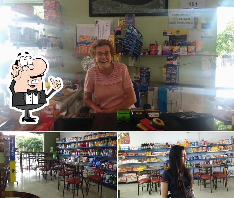 O interior do Lanchonete e Mercearia Real