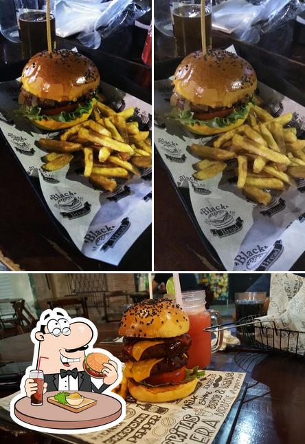 Experimente um hambúrguer no Hamburgueria Black Bread Burger no Centro - Sobral