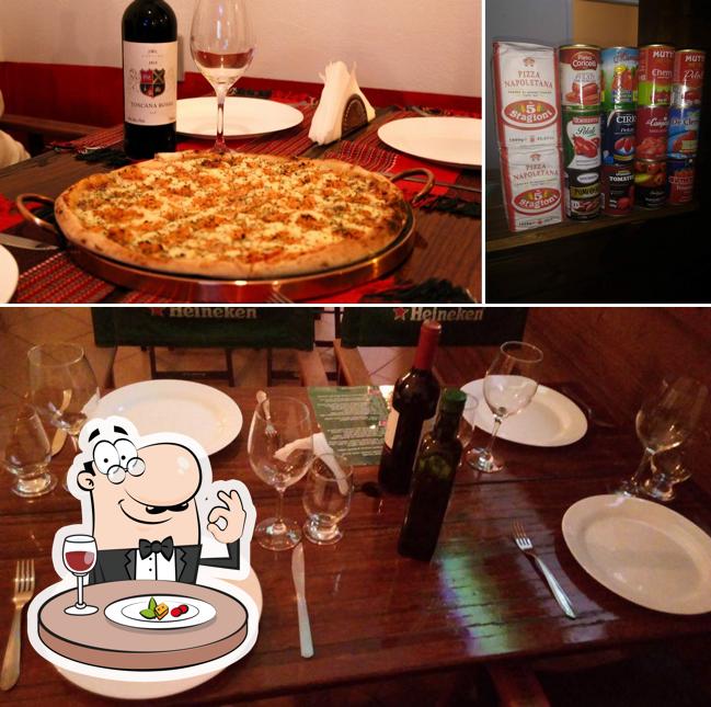 Entre diversos coisas, comida e mesa de jantar podem ser encontrados no Pizzaria Italian Express