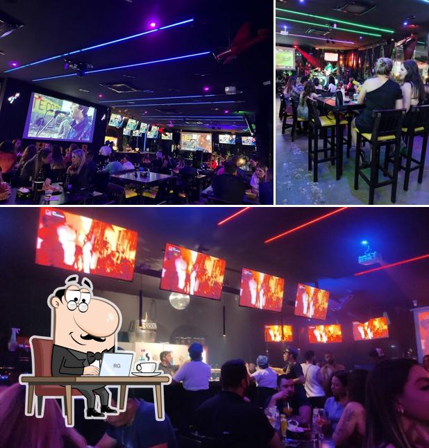 O interior do Hangar Lounge Pub