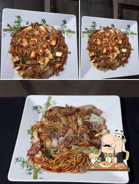 Almofada tailandesa em !Yaki' n box o yakisoba da caixinha marrom