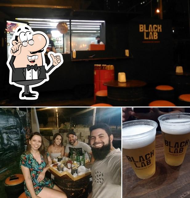 Confira a foto ilustrando interior e cerveja no Black Lab Sandwich Shop