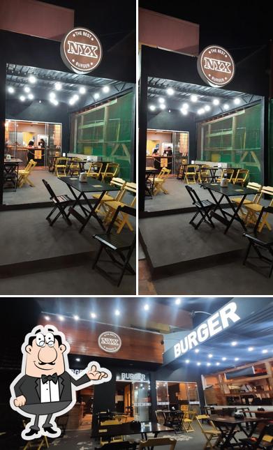 O interior do NYX BURGER