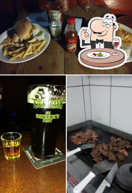 Entre diferentes coisas, comida e cerveja podem ser encontrados no Texas Bar