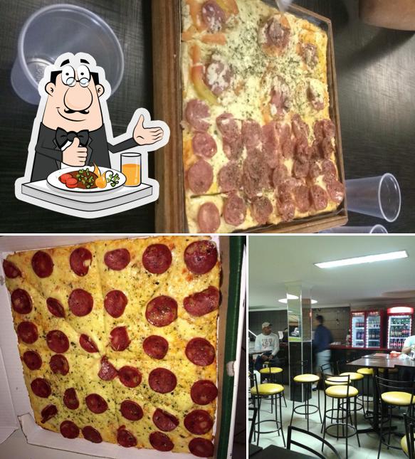 Dê uma olhada a foto mostrando comida e interior no Pizzaria Dinos