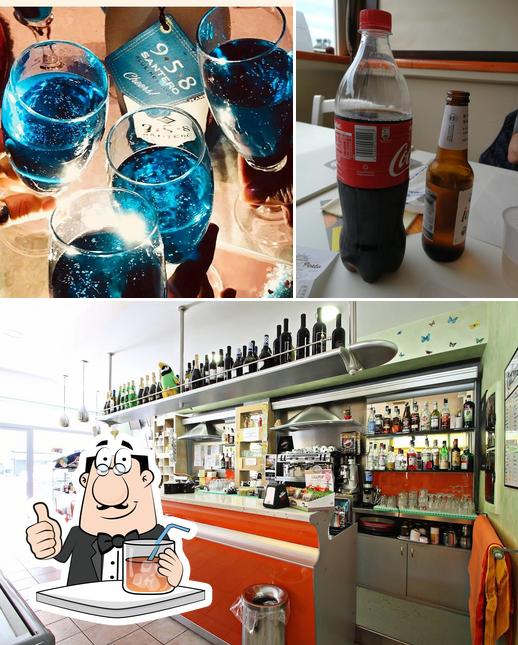 La bevanda e bancone da bar del ristorante