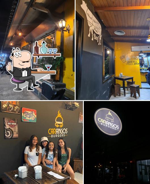 O interior do Carangos Burgers