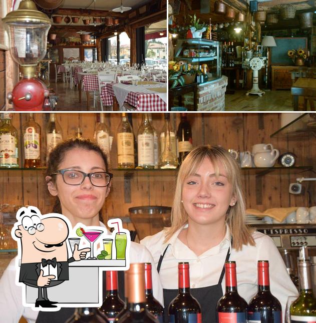 Jetez un coup d’oeil à la photo indiquant la comptoir de bar et intérieur concernant Ristorante Tipico Museo Osteria Robevecie