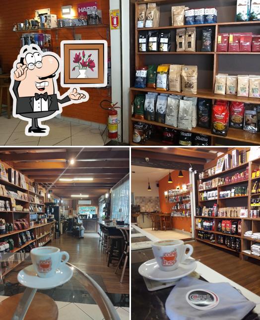 Sente em uma das mesas no Cafeshop Cafeteria