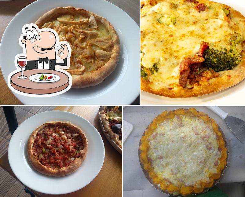 Comida em Pizzaria e Esfharia Farias