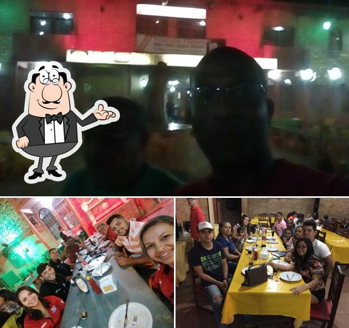 Sente em uma das mesas no Dino Pizzaria