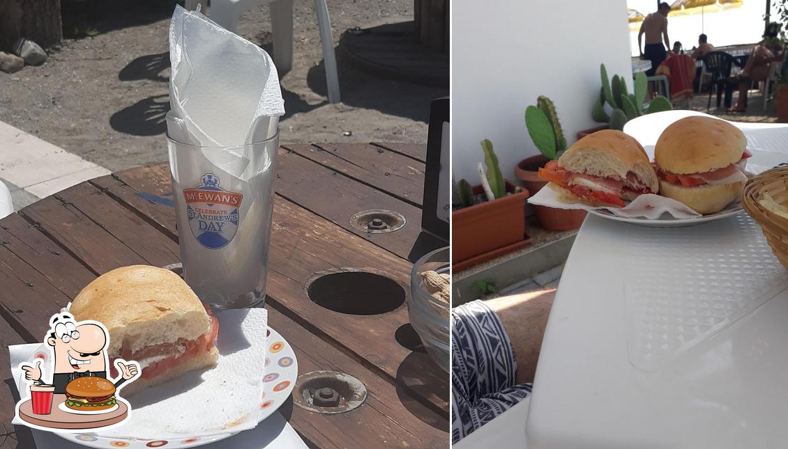 Ordina un hamburger a Bar Del Sole