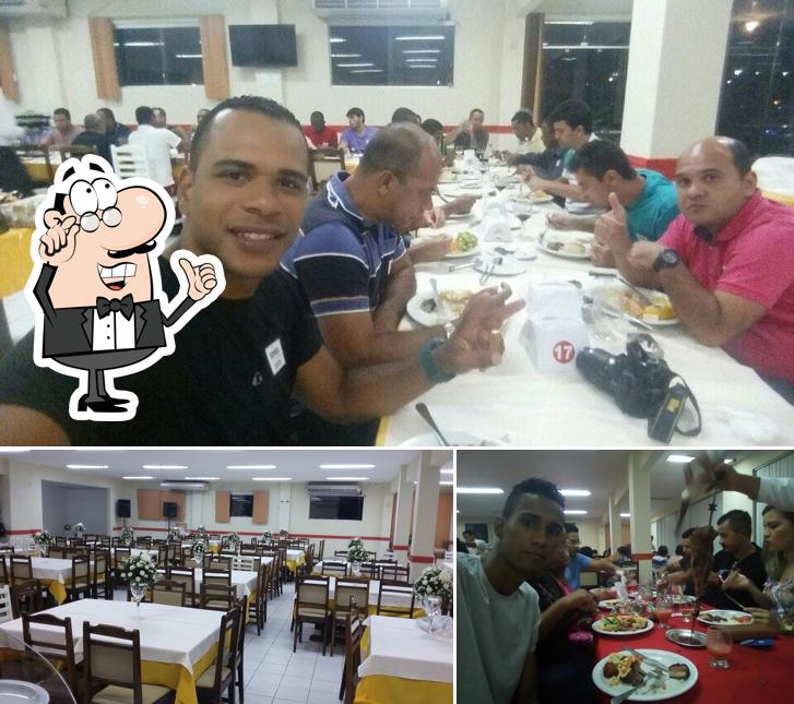 Confira a foto apresentando interior e mesa de jantar no Churrascaria Colinas do Sul