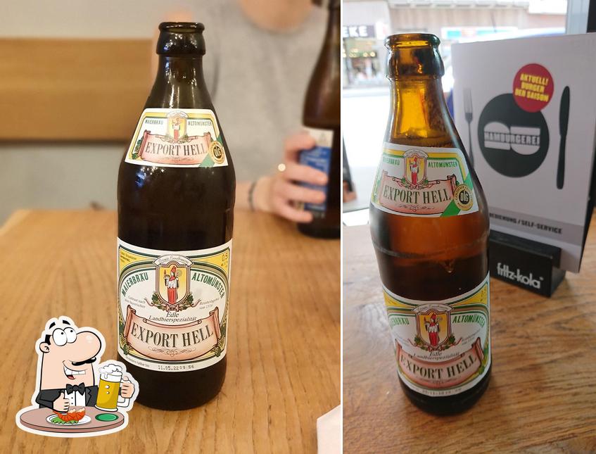 Hamburgerei Augsburg serviert eine Auswahl Biere