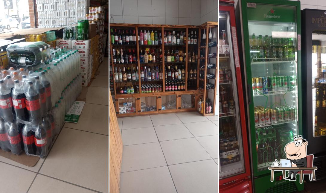 Sente em uma das mesas no Adega Pit Stop Itupeva