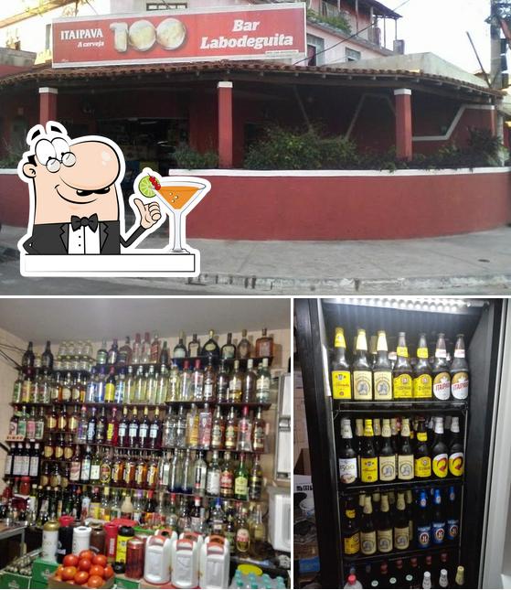 A Bar Labodeguita se destaca pelo bebida e exterior