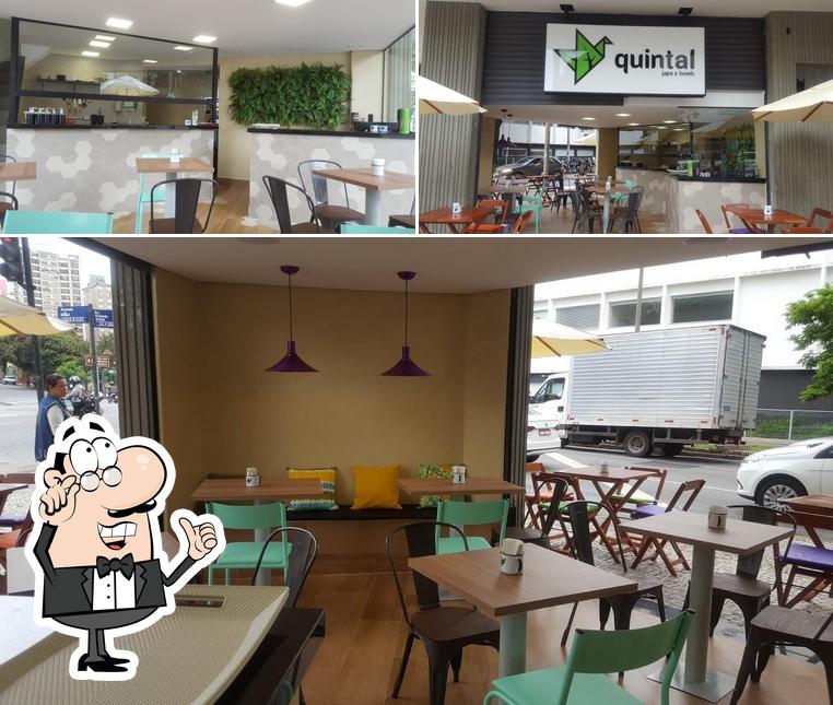 O interior do Quintal Bowls - Poke & Japa