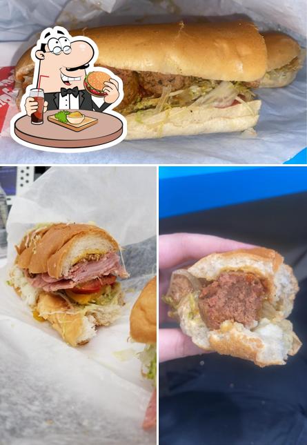 Essayez un hamburger à Belly Buster Submarines