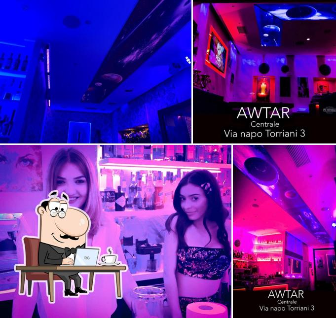 Dai un’occhiata alla immagine che presenta la interni e bancone da bar di Awtar centrale