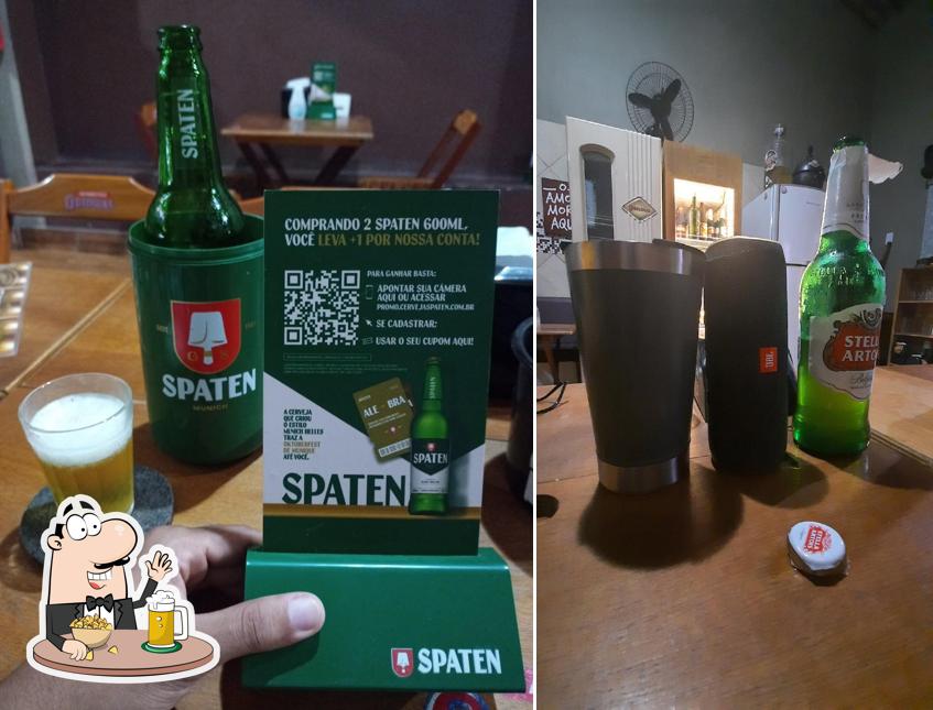 Desfute um copo de cerveja leve ou escura