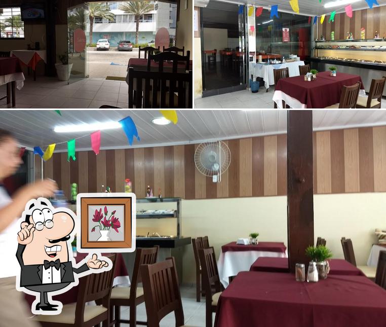 Sente em uma das mesas no Restaurante avenida center