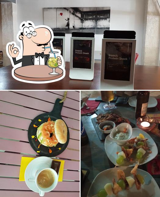 Observa las imágenes que hay de bebida y comida en Café-Bar Bicho Raro