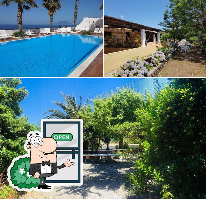 Guarda gli esterni di Villa La Rosa