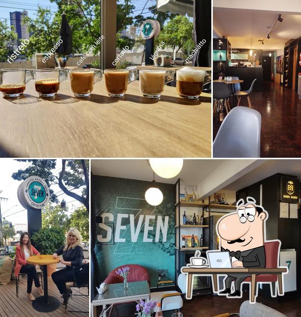 O interior do Seven Coffee Club