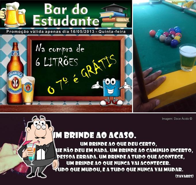 A imagem da bebida e interior no Bar Do Estudante