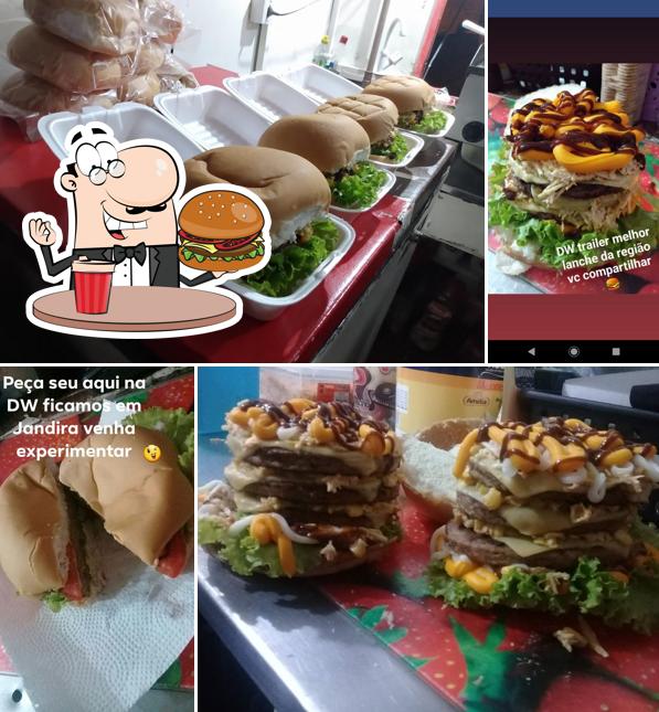 Try out a burger at Esquina do lanche DW