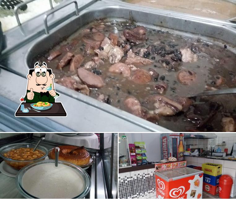 Dê uma olhada a imagem ilustrando comida e interior no Restaurante Sabor Salgado