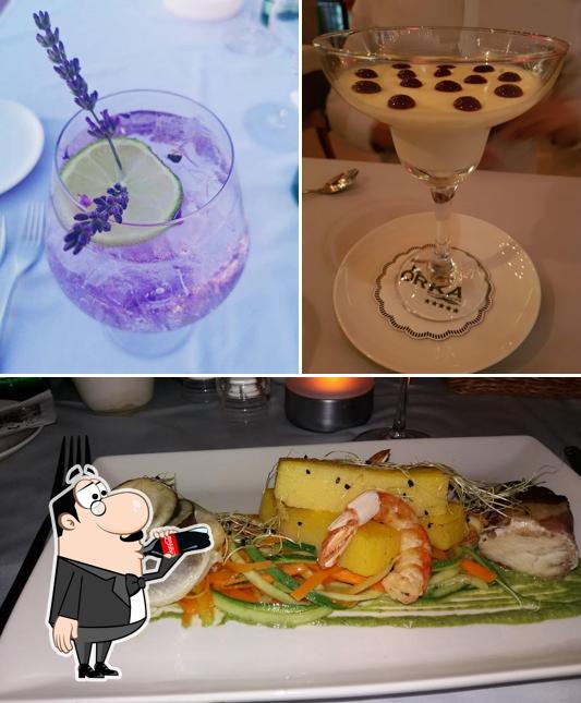 Взгляните на это фото, где видны напитки и морепродукты в Orka Restaurant