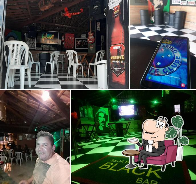 Sente em uma das mesas no Black Bar