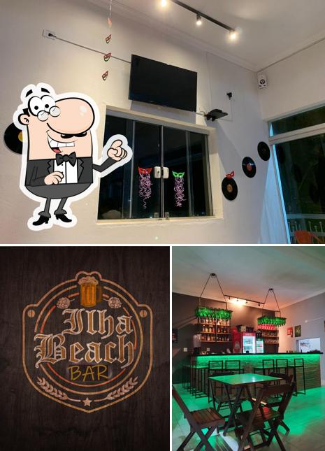 Confira a foto ilustrando interior e cerveja no Ilha Beach Bar