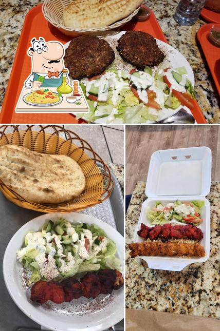 Entre la variedad de cosas que hay en Helmand Kabab House también tienes comida y interior