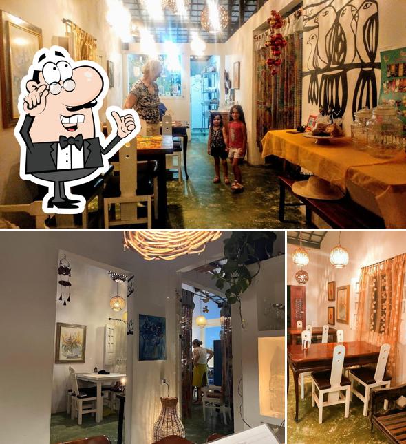 Sente em uma das mesas no Dona Maragô Bistro