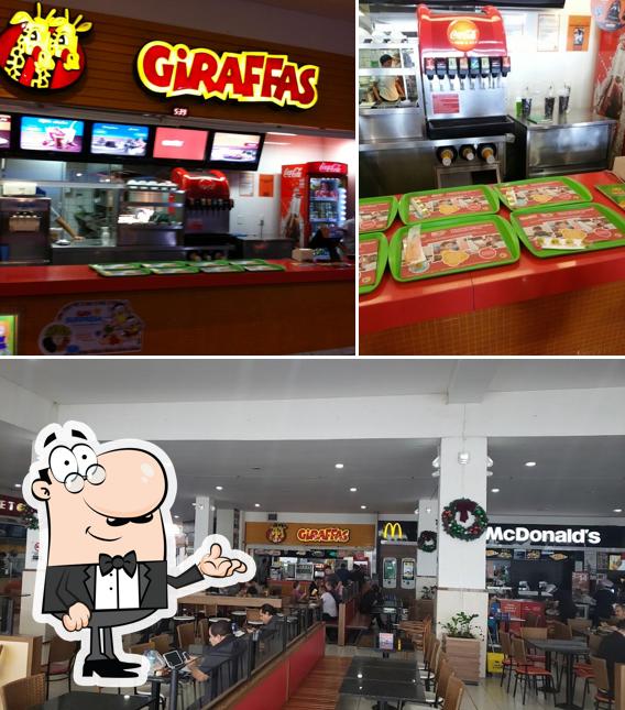 O interior do Giraffas Shopping Pier 21