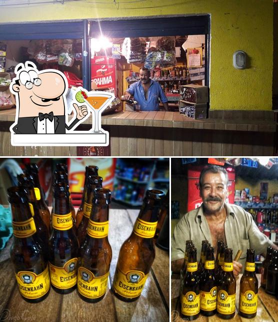 A imagem do Bar do Bigode’s bebida e interior