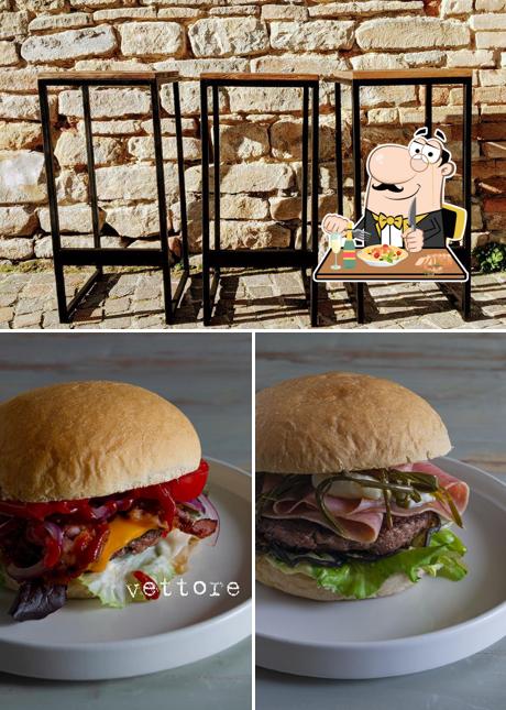 Vicolocielo burger bar sunset si caratterizza per la cibo e esterno
