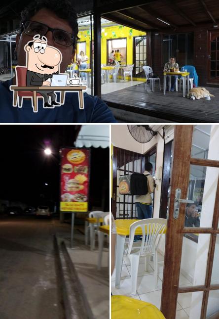 Sente em uma das mesas no Floripa Lanches