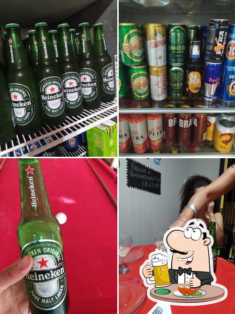 Desfute um copo de cerveja leve ou escura